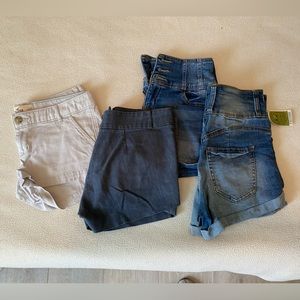 Size 4 Shorts. All that is pictured is included.